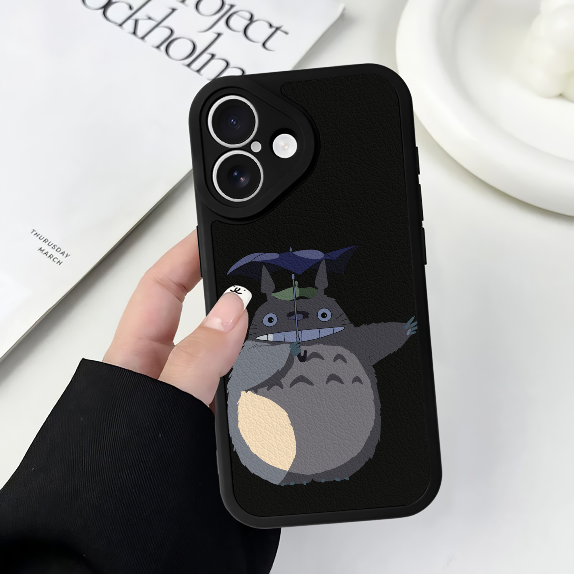 （画像用） となりのトトロ 草壁メイ 草壁サツキ My Neighbor Totoro Satsuki Kusakabe Mei Kusakabe 【iPhone 16シリーズ対応】シリコンスマホケース（レザー調） 材質：シリコン